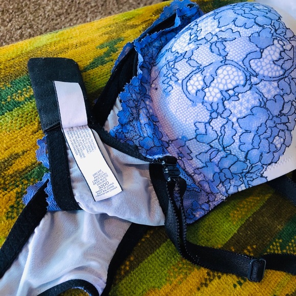 Victoria’s Secret lightly lined purple lace bra - Picture 3 of 3